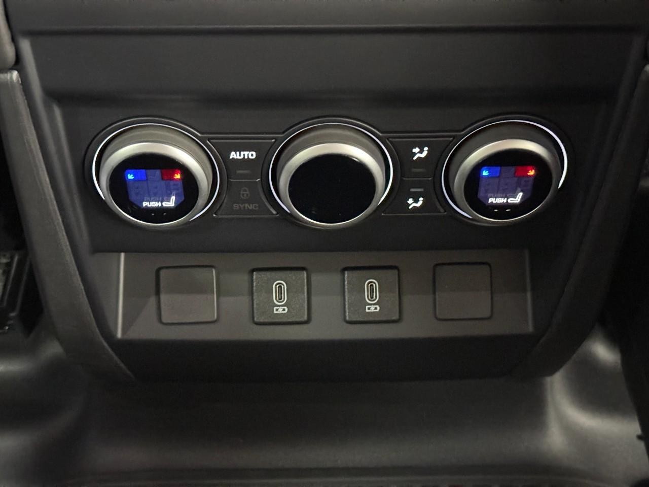 Land Rover Defender Vehicle Full-screen Gallery Image 11