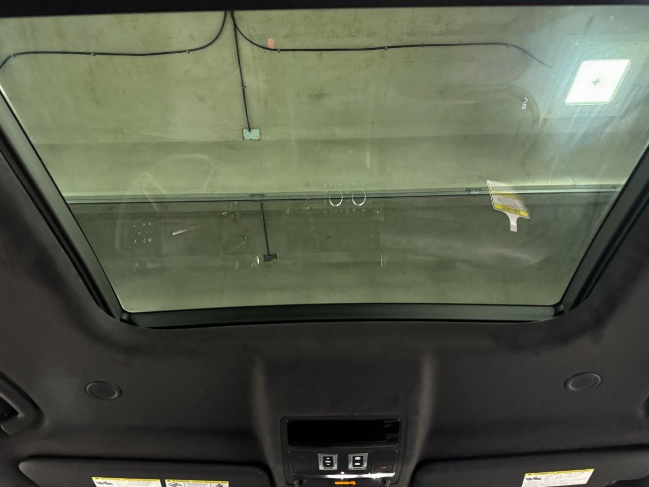 Land Rover Defender Vehicle Full-screen Gallery Image 12