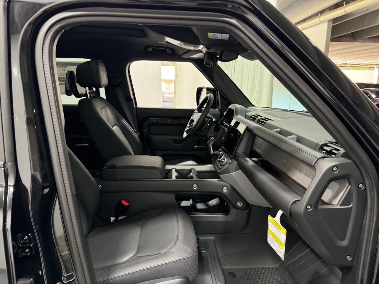 Land Rover Defender Vehicle Full-screen Gallery Image 19