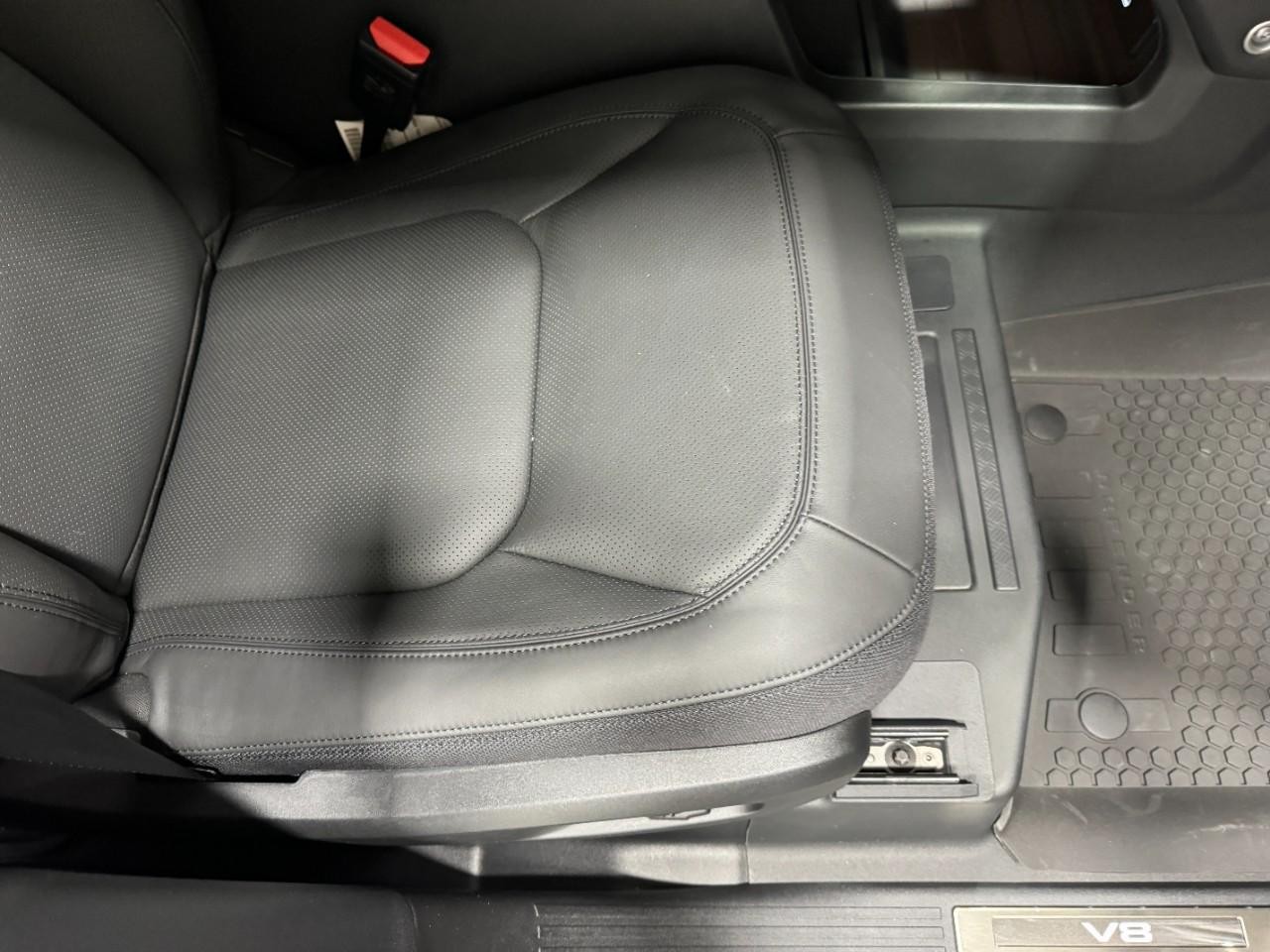 Land Rover Defender Vehicle Full-screen Gallery Image 20