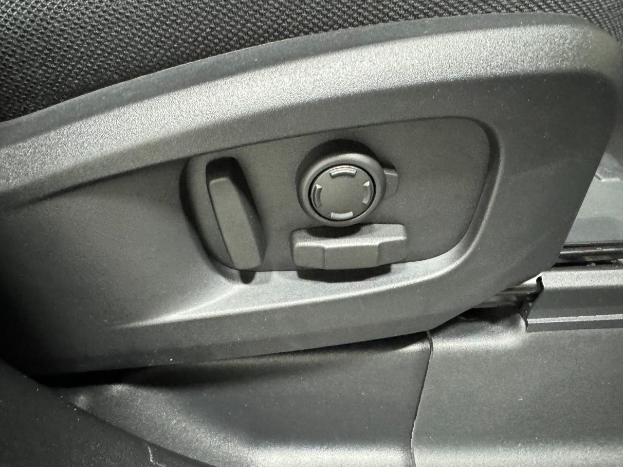 Land Rover Defender Vehicle Full-screen Gallery Image 21