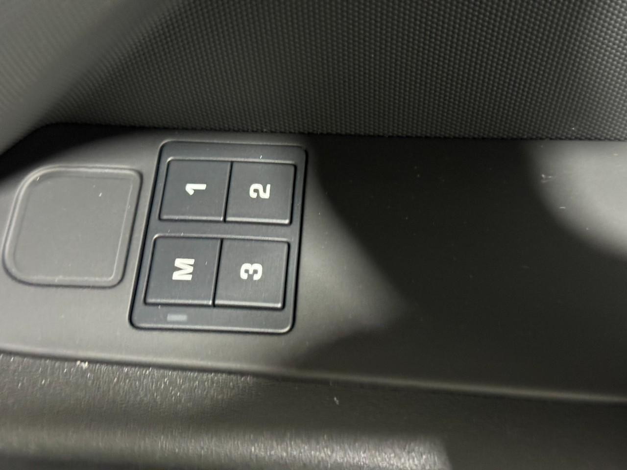 Land Rover Defender Vehicle Full-screen Gallery Image 22