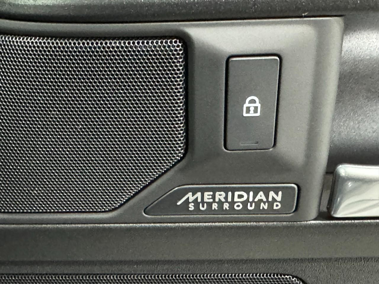 Land Rover Defender Vehicle Full-screen Gallery Image 23