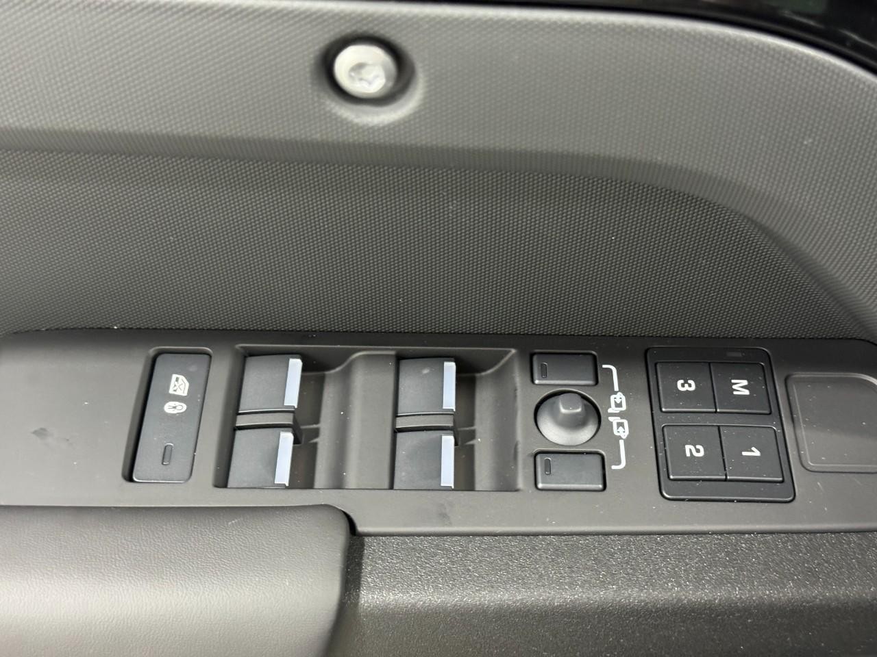 Land Rover Defender Vehicle Full-screen Gallery Image 24