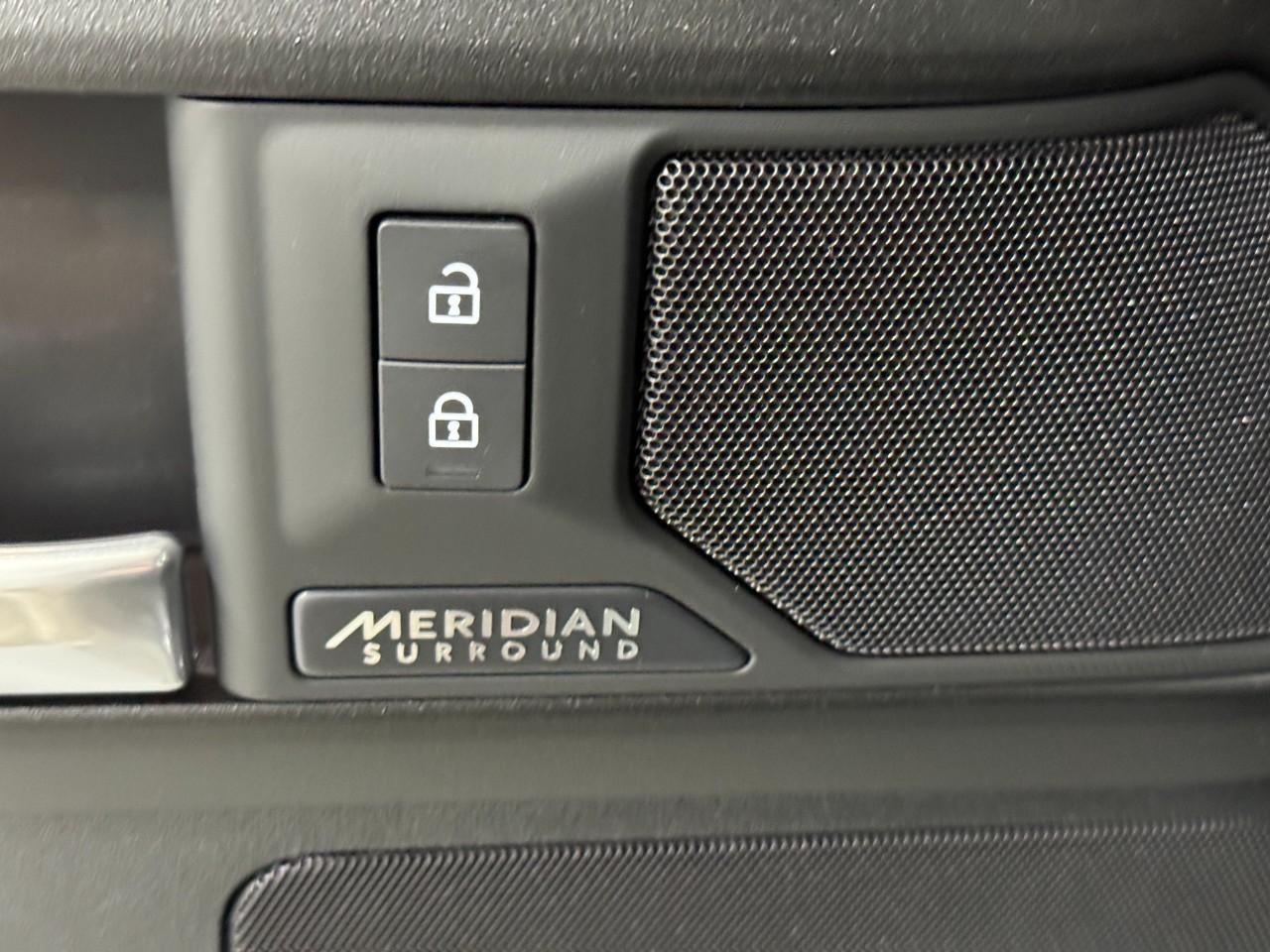 Land Rover Defender Vehicle Full-screen Gallery Image 25