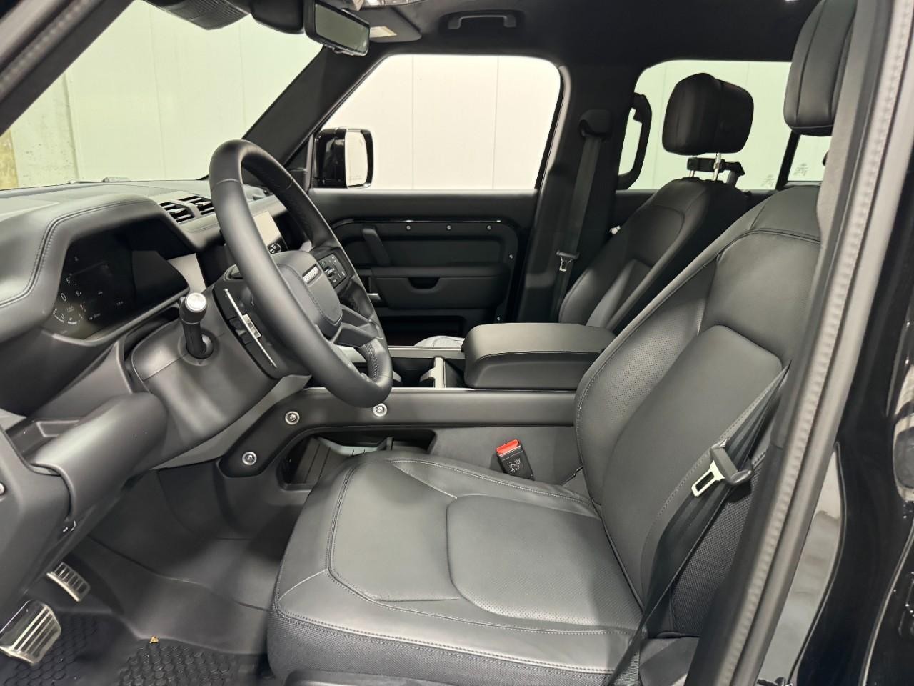 Land Rover Defender Vehicle Full-screen Gallery Image 26