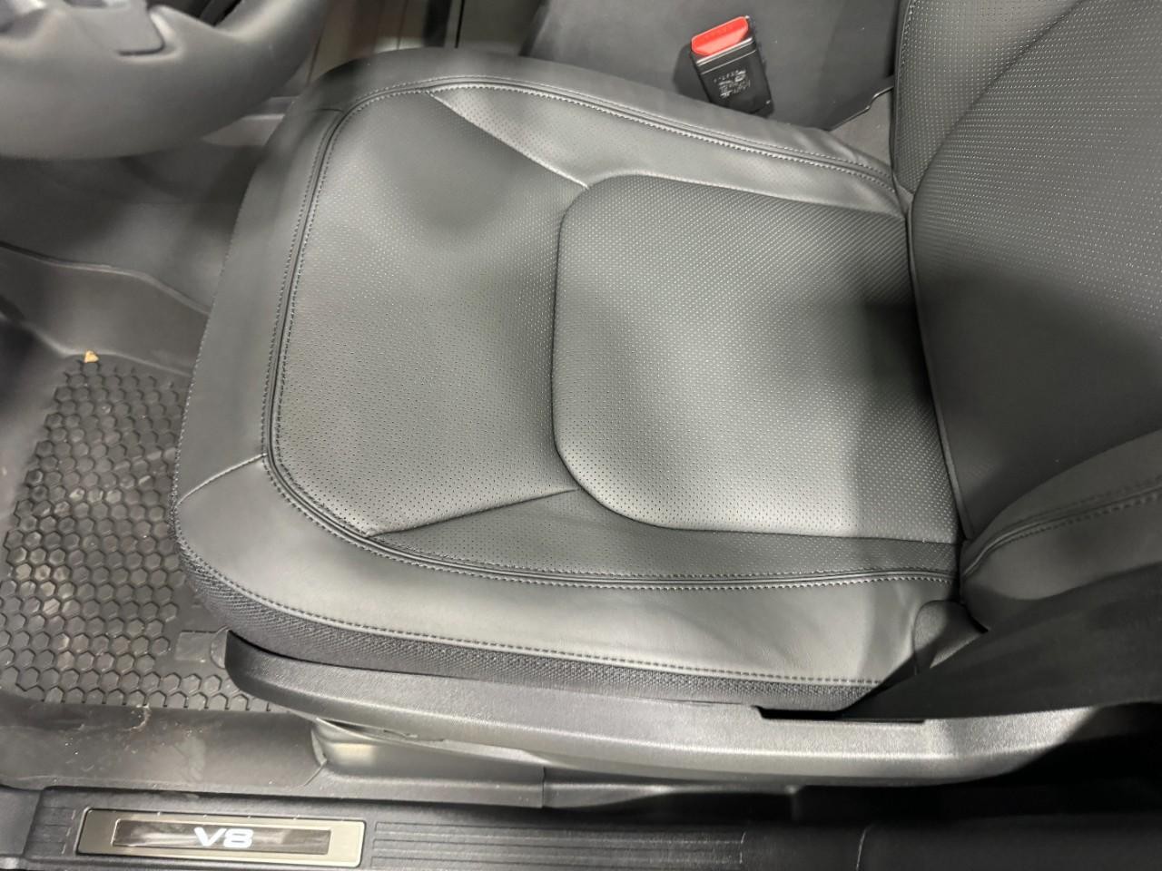 Land Rover Defender Vehicle Full-screen Gallery Image 27