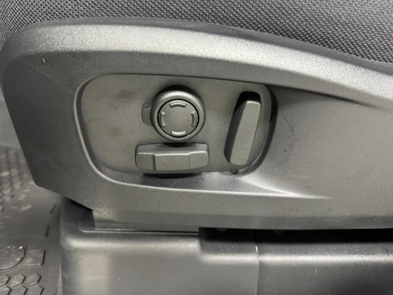 Land Rover Defender Vehicle Full-screen Gallery Image 28