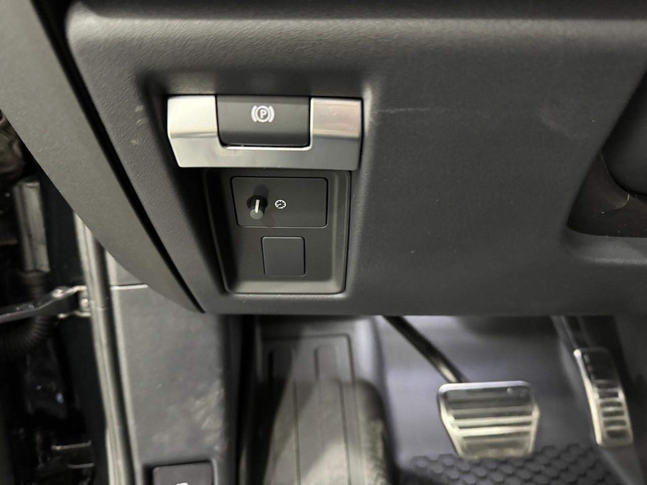 Land Rover Defender Vehicle Full-screen Gallery Image 29