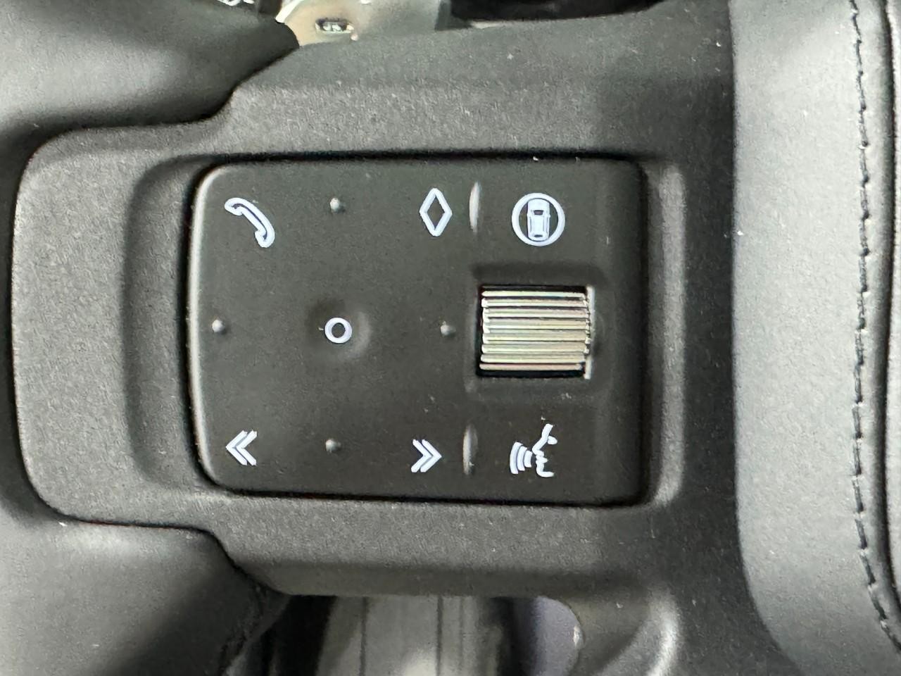 Land Rover Defender Vehicle Full-screen Gallery Image 30