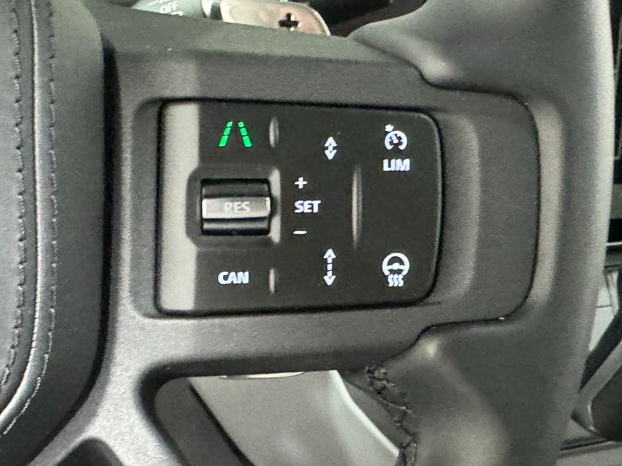 Land Rover Defender Vehicle Full-screen Gallery Image 31