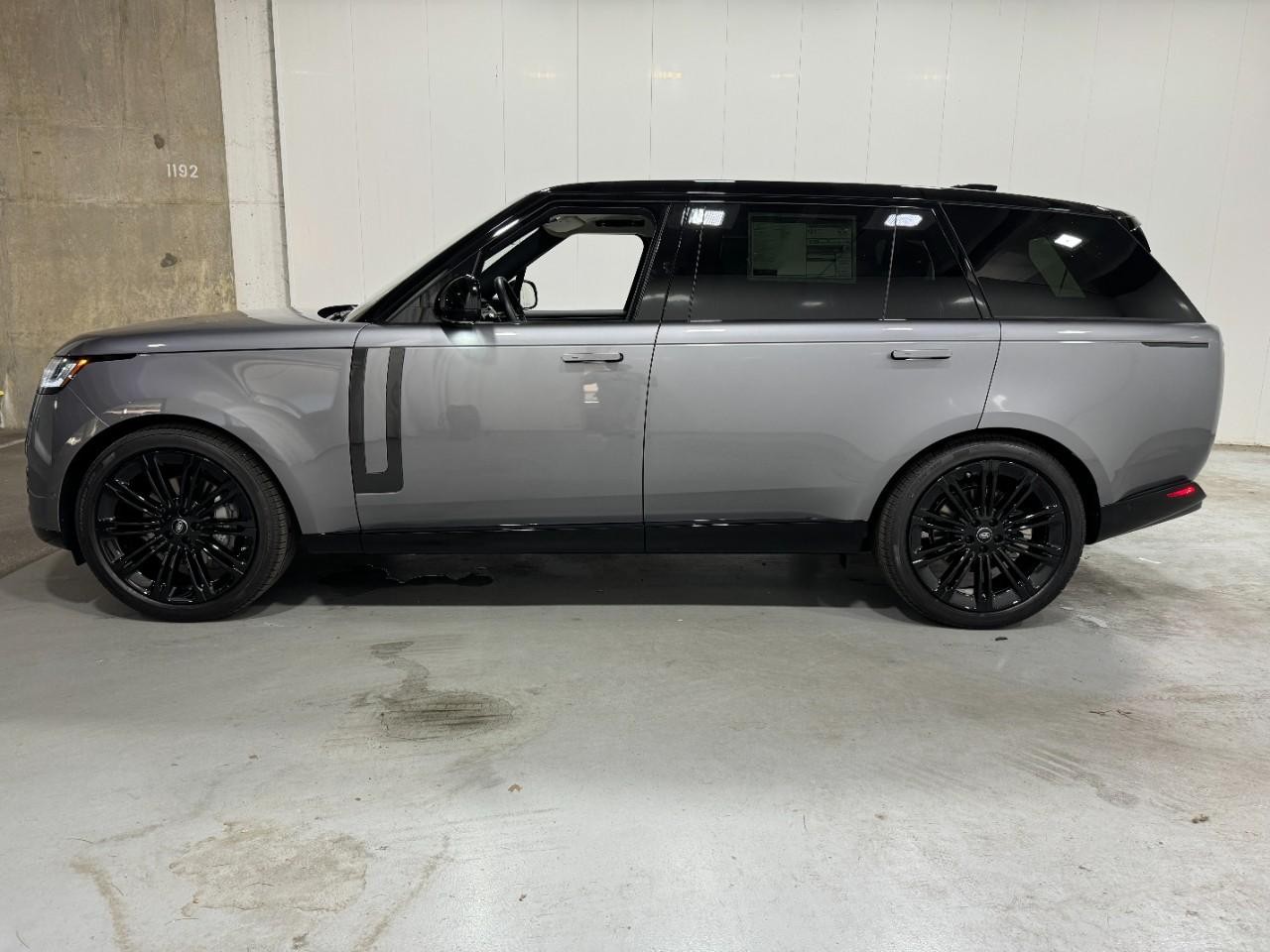 Land Rover Range Rover Vehicle Full-screen Gallery Image 2