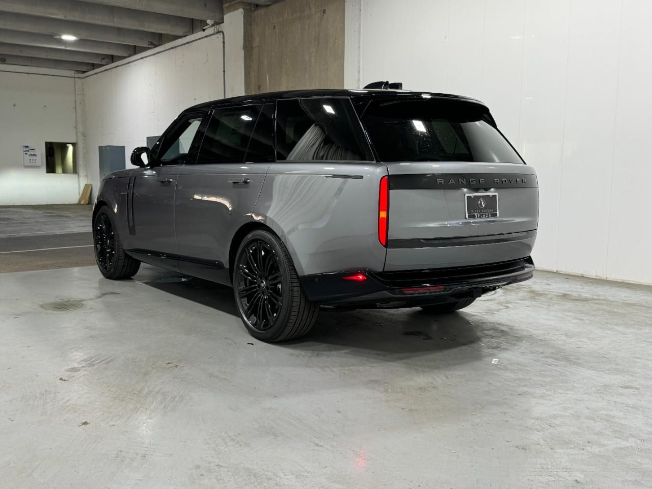 Land Rover Range Rover Vehicle Full-screen Gallery Image 3