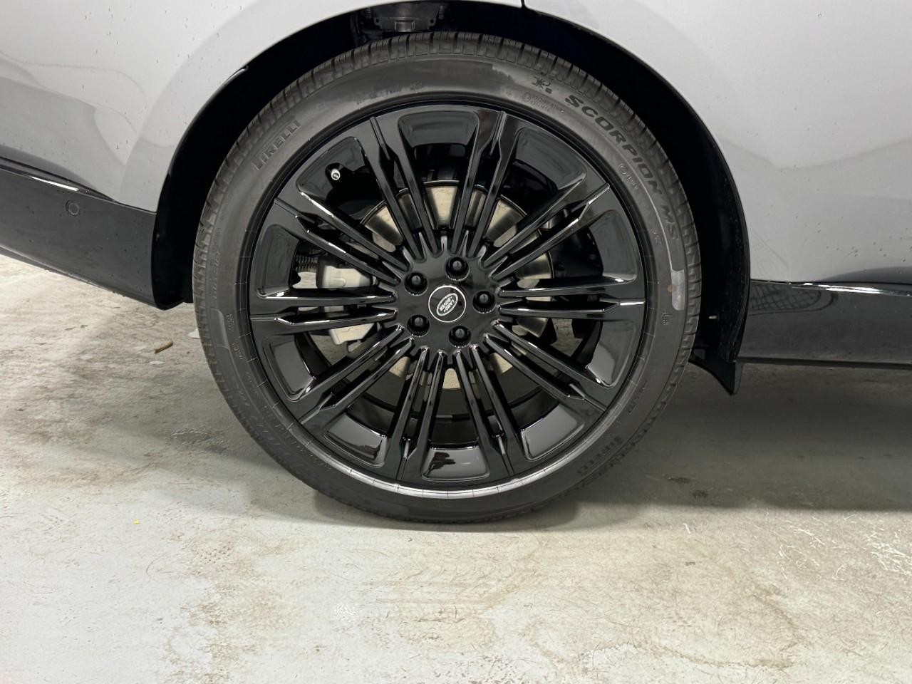 Land Rover Range Rover Vehicle Full-screen Gallery Image 5