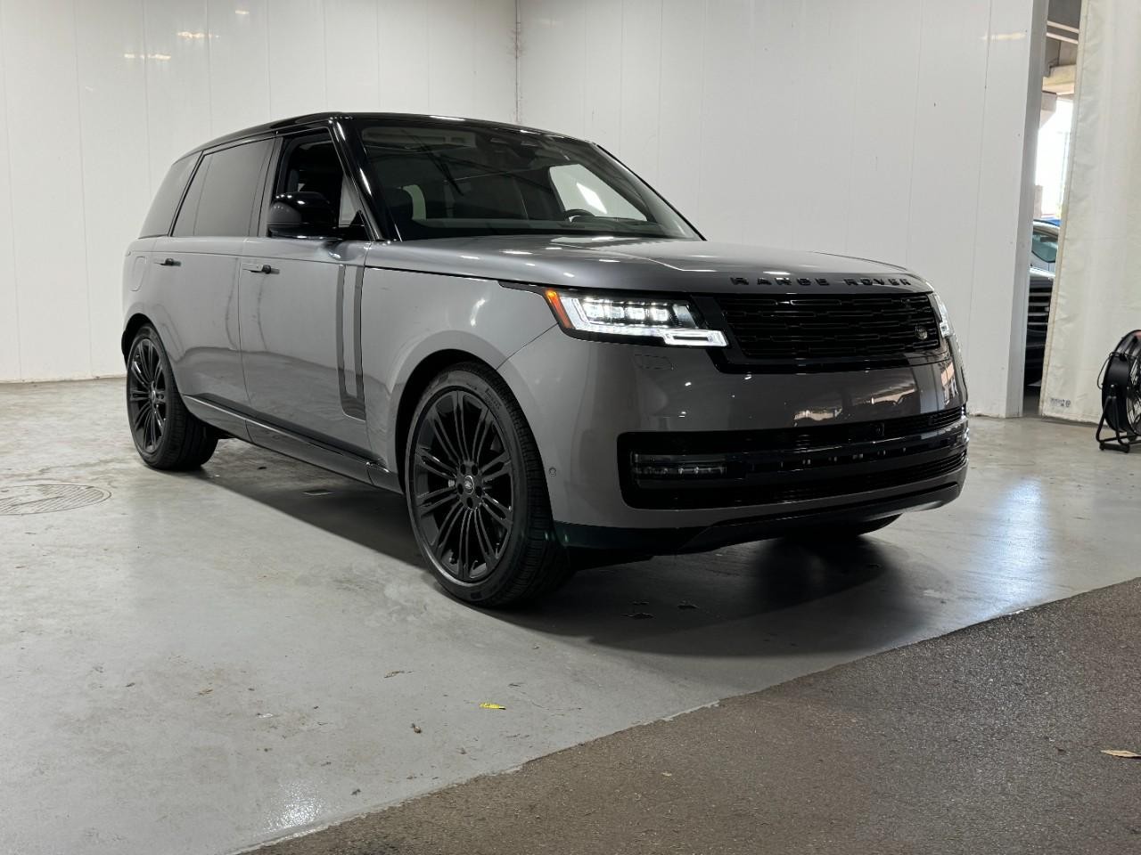 Land Rover Range Rover Vehicle Full-screen Gallery Image 6