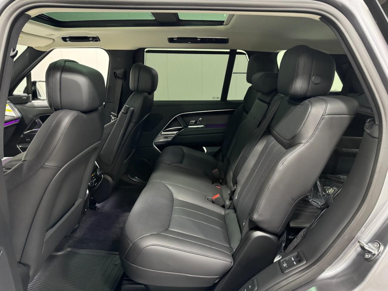 Land Rover Range Rover Vehicle Full-screen Gallery Image 8