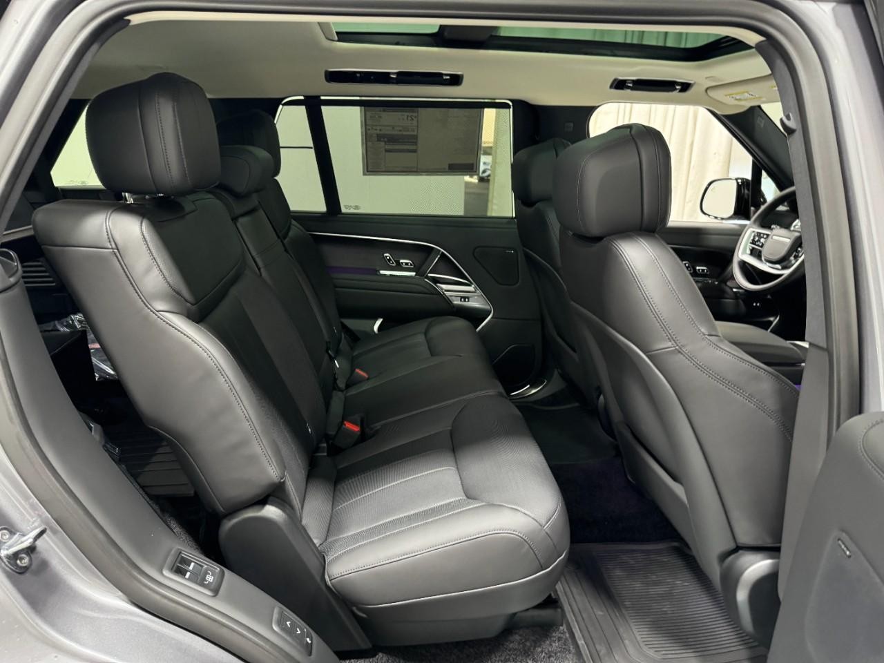 Land Rover Range Rover Vehicle Full-screen Gallery Image 10