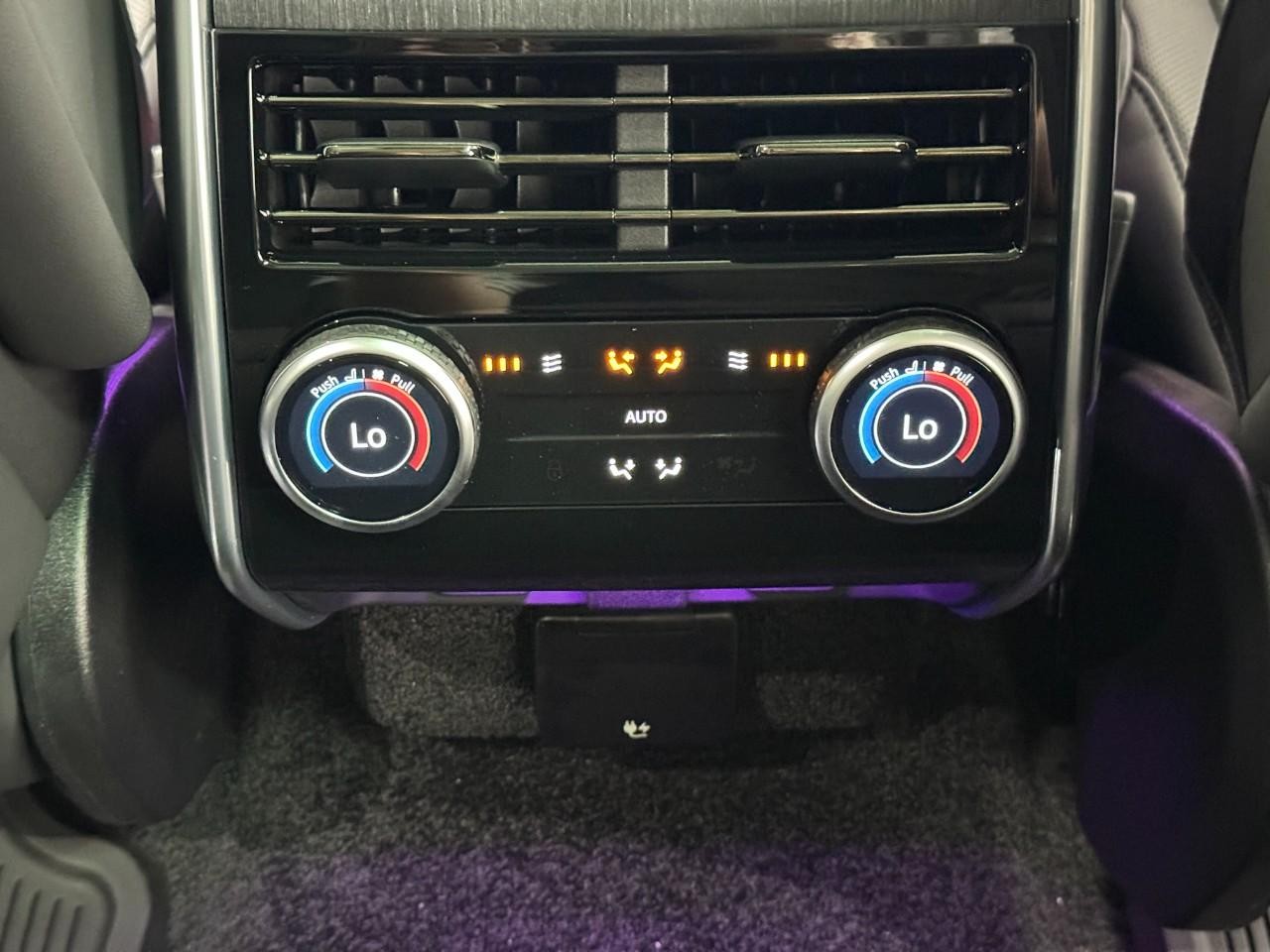 Land Rover Range Rover Vehicle Full-screen Gallery Image 11