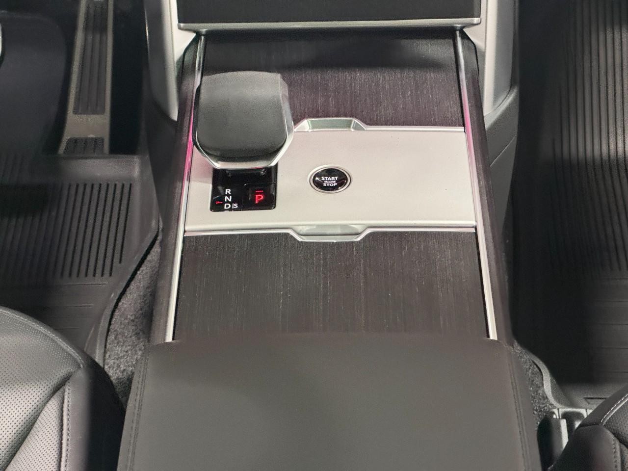 Land Rover Range Rover Vehicle Full-screen Gallery Image 16