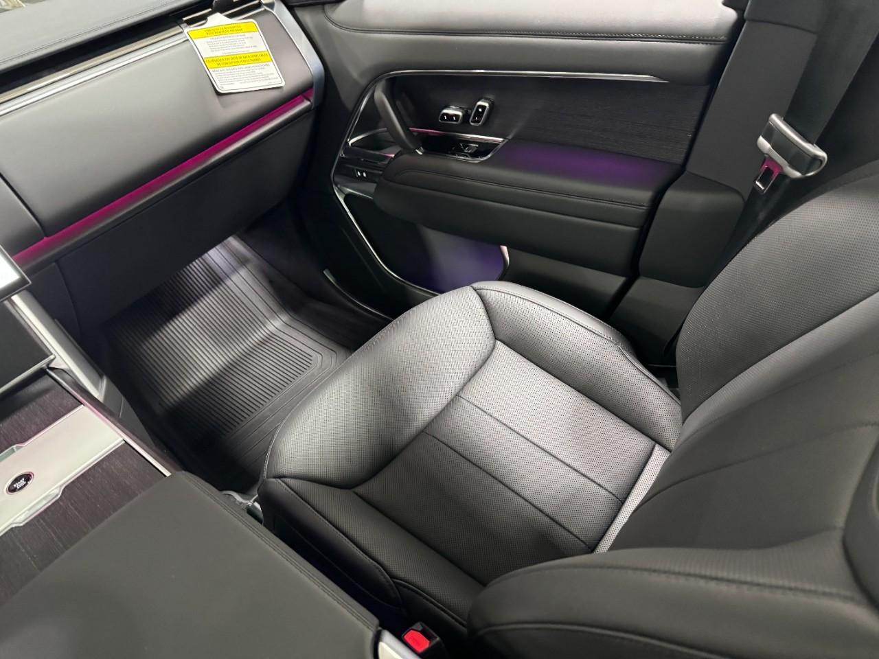 Land Rover Range Rover Vehicle Full-screen Gallery Image 17