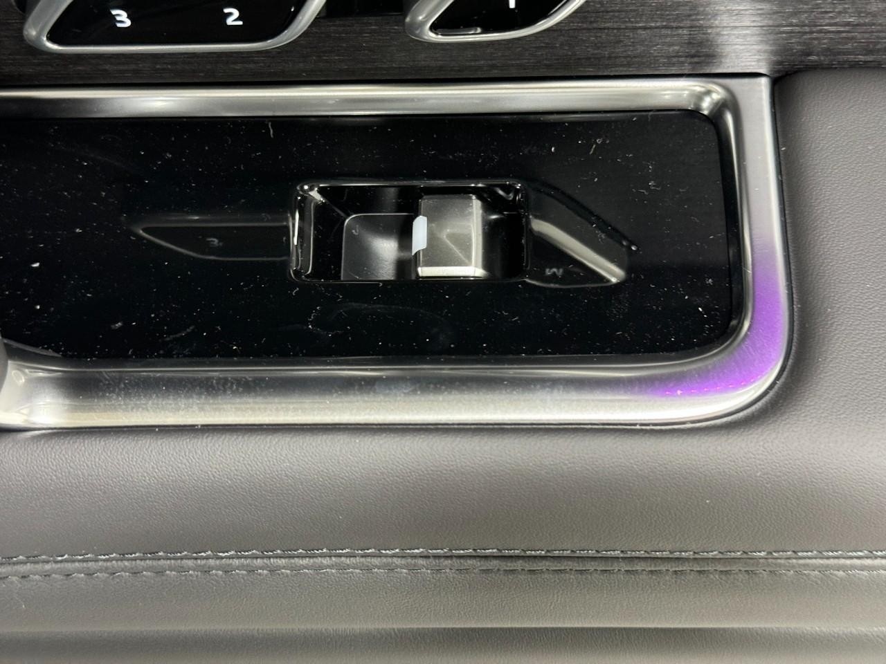 Land Rover Range Rover Vehicle Full-screen Gallery Image 21