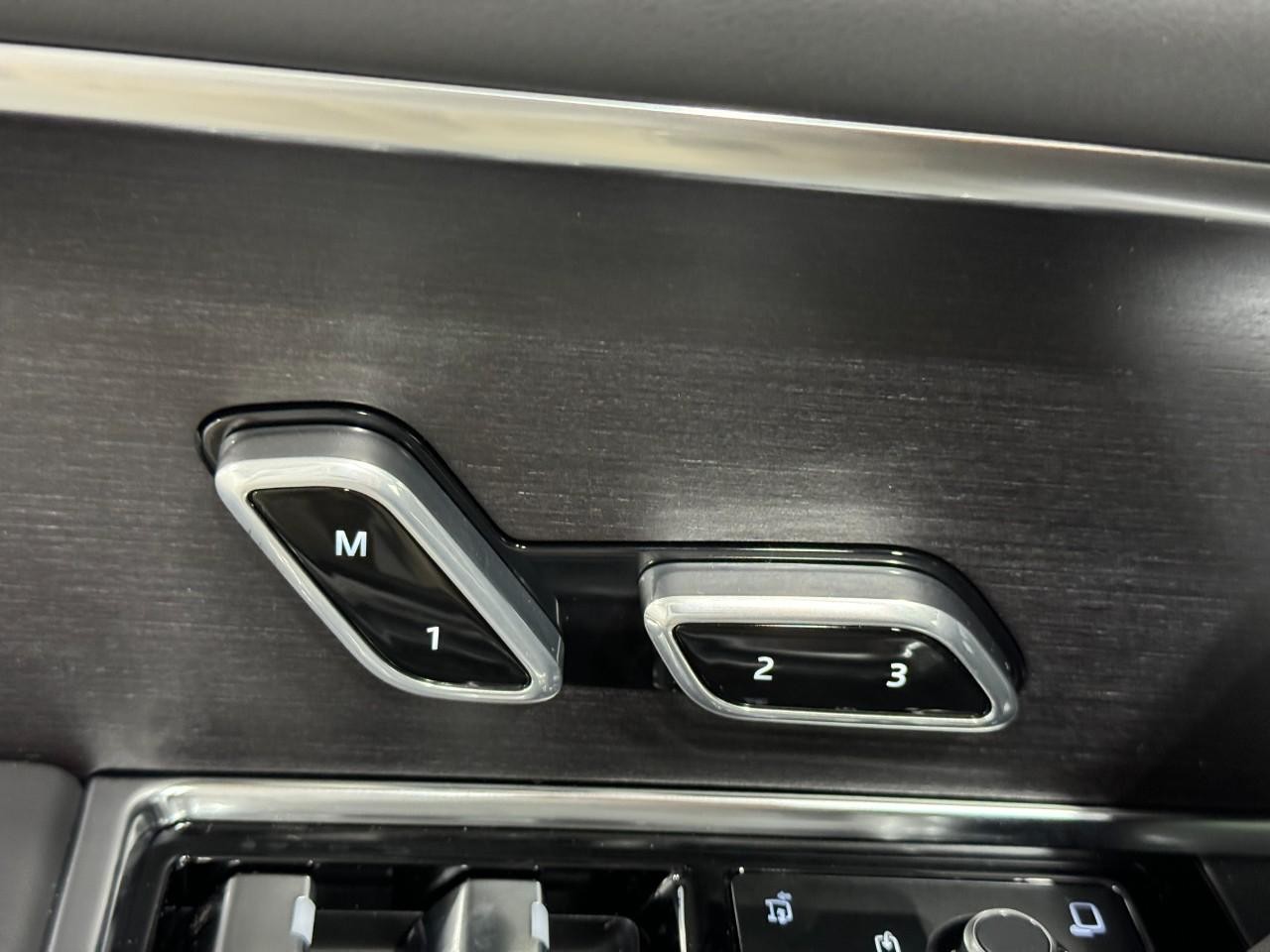 Land Rover Range Rover Vehicle Full-screen Gallery Image 24