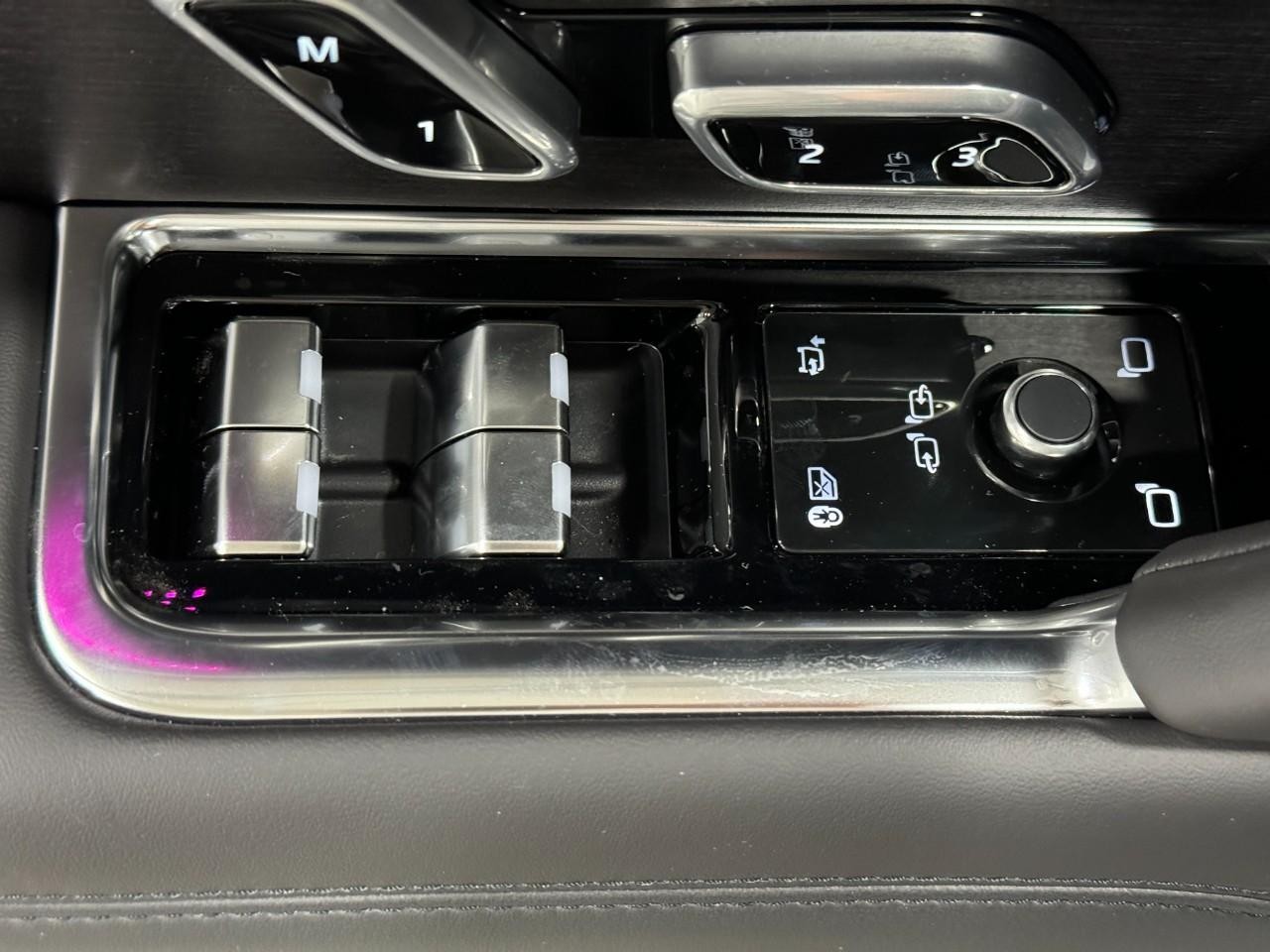 Land Rover Range Rover Vehicle Full-screen Gallery Image 25