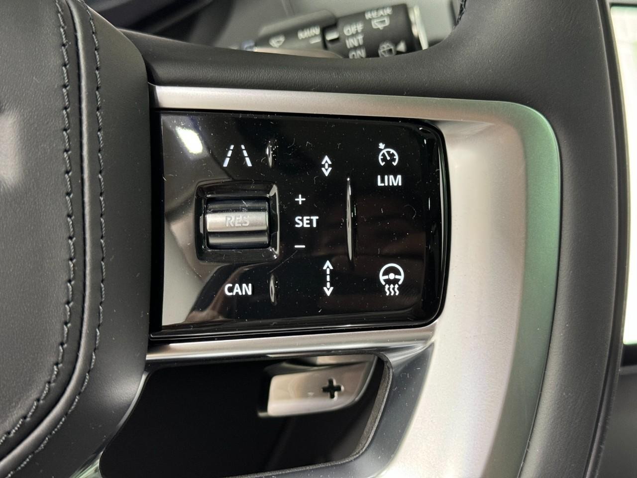 Land Rover Range Rover Vehicle Full-screen Gallery Image 31