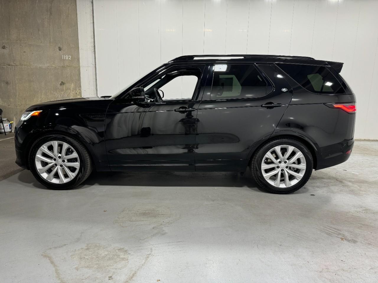 Land Rover Discovery Vehicle Full-screen Gallery Image 2