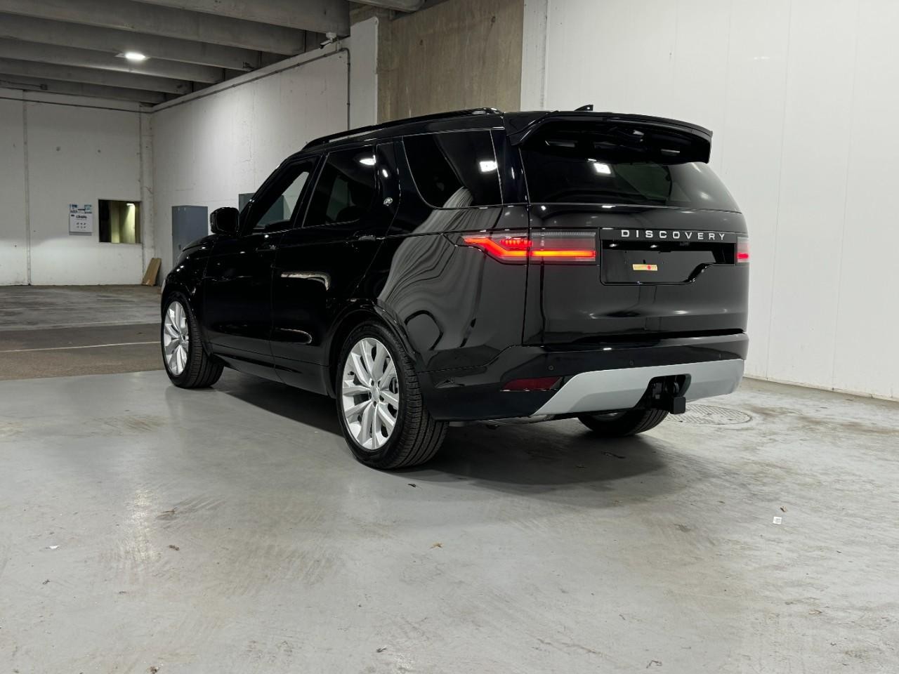 Land Rover Discovery Vehicle Full-screen Gallery Image 3