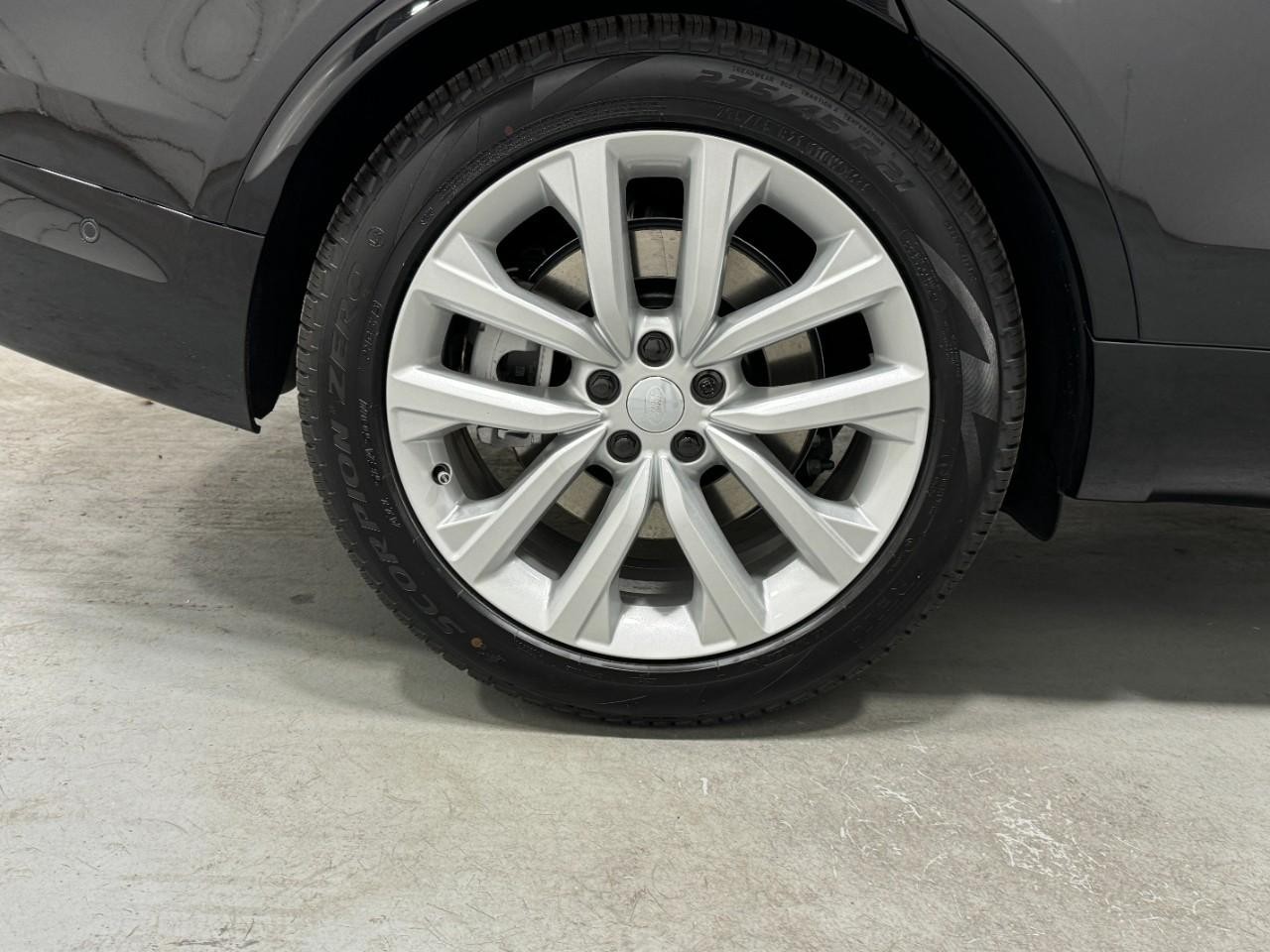 Land Rover Discovery Vehicle Full-screen Gallery Image 5