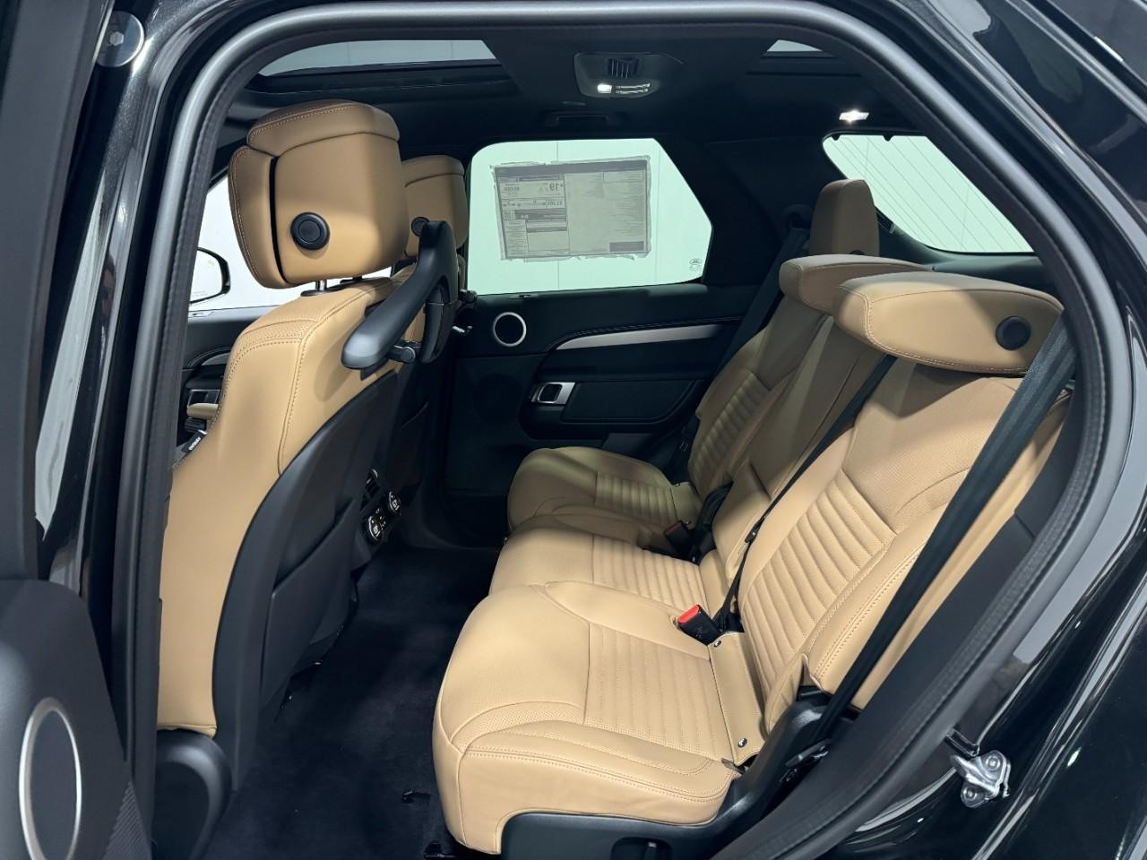 Land Rover Discovery Vehicle Full-screen Gallery Image 8