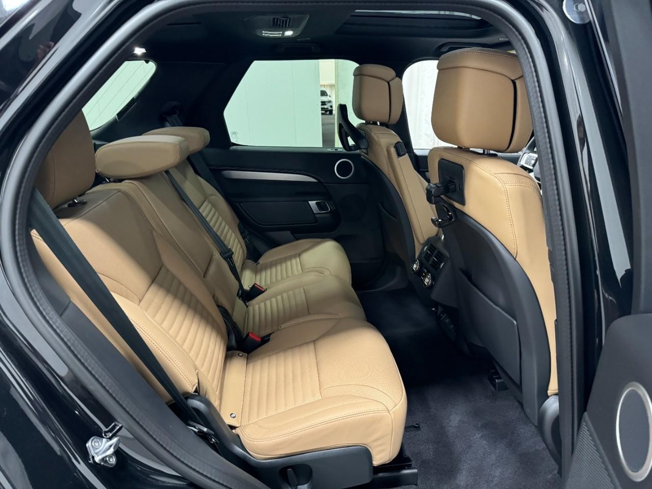 Land Rover Discovery Vehicle Full-screen Gallery Image 10