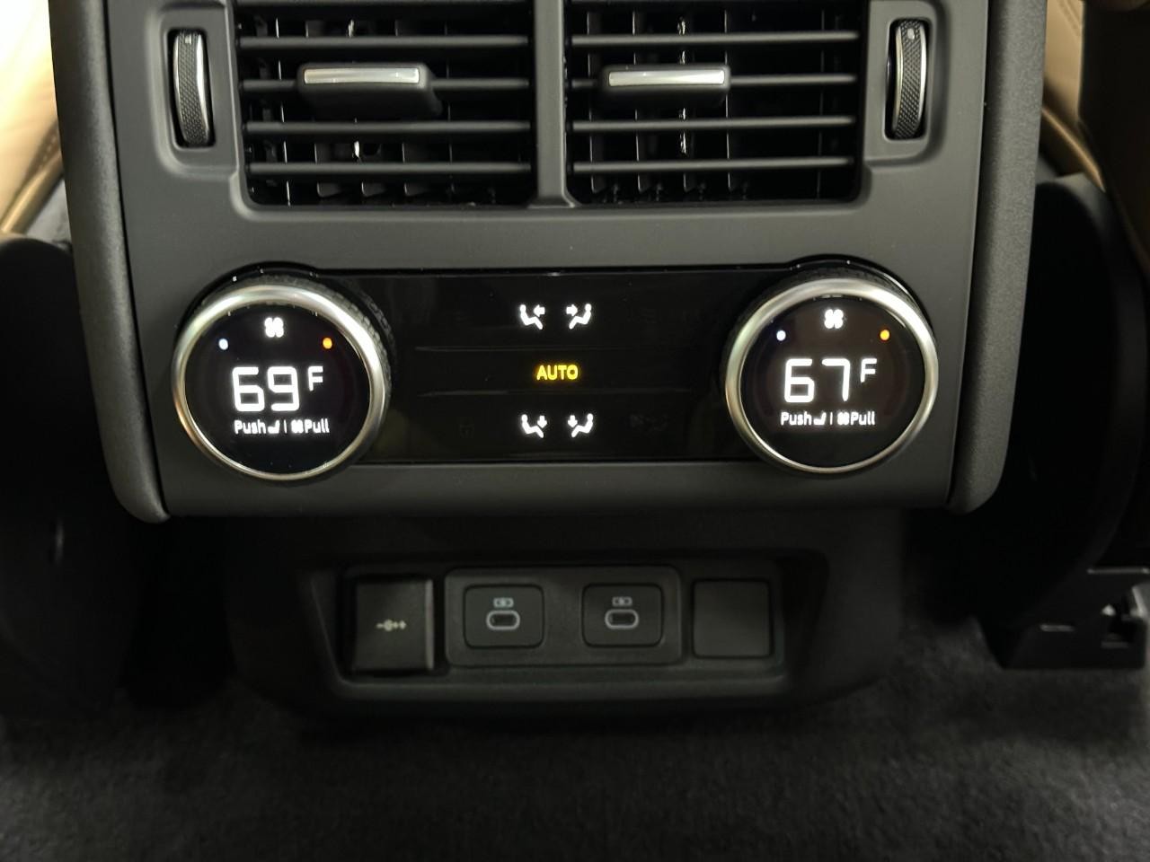 Land Rover Discovery Vehicle Full-screen Gallery Image 11