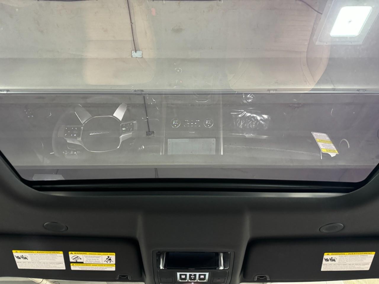 Land Rover Discovery Vehicle Full-screen Gallery Image 12