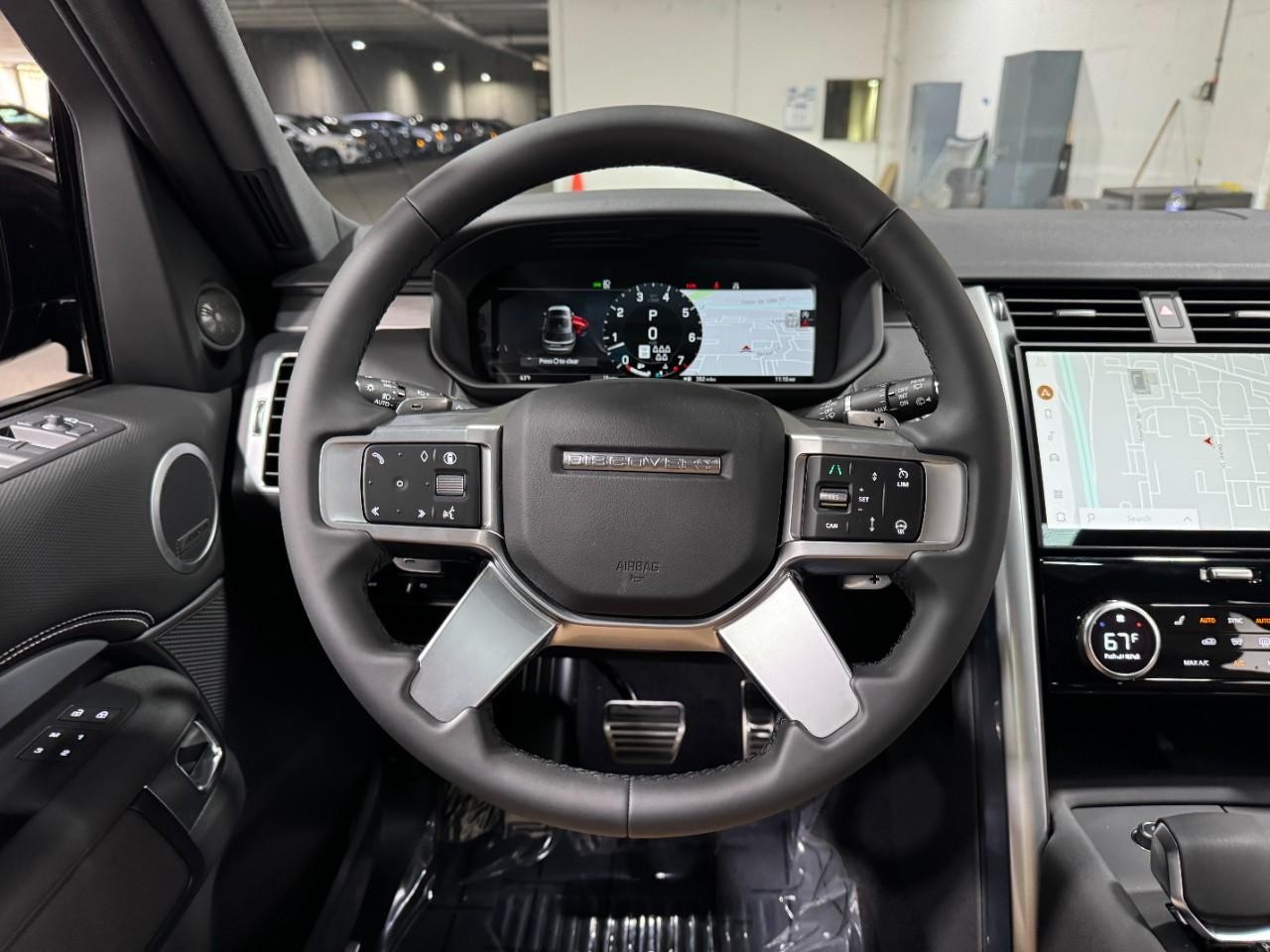 Land Rover Discovery Vehicle Full-screen Gallery Image 14