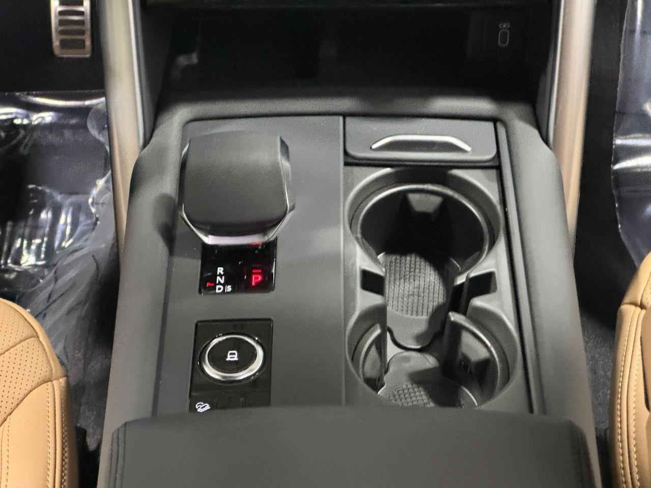 Land Rover Discovery Vehicle Full-screen Gallery Image 17