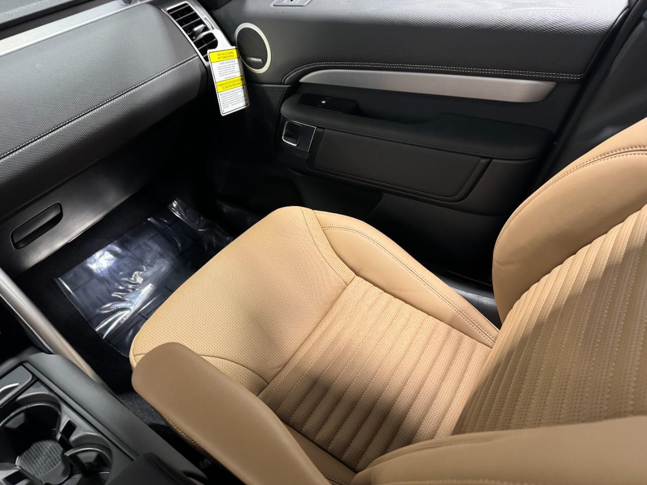 Land Rover Discovery Vehicle Full-screen Gallery Image 18