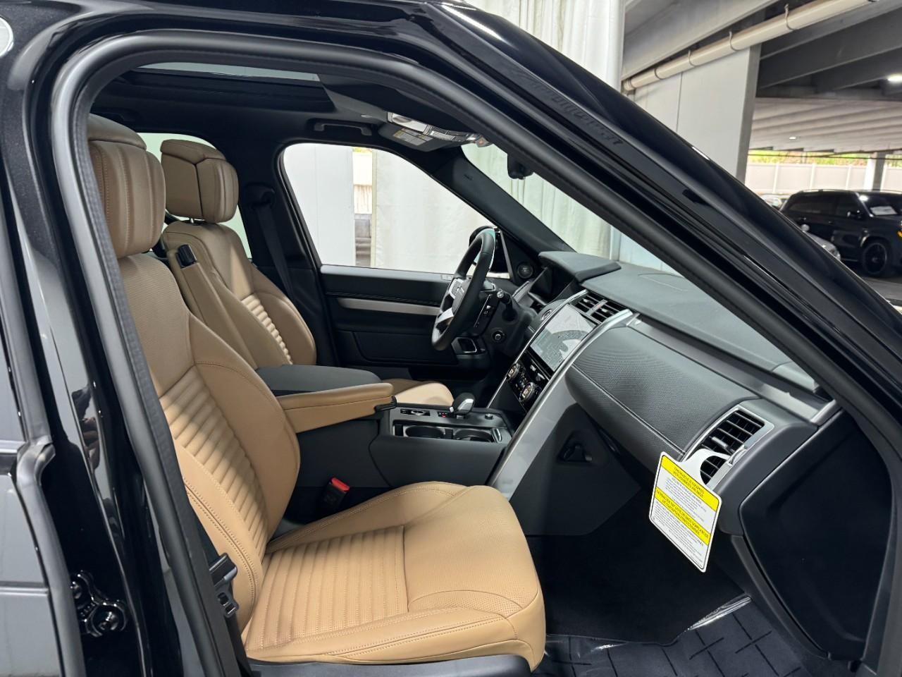 Land Rover Discovery Vehicle Full-screen Gallery Image 19