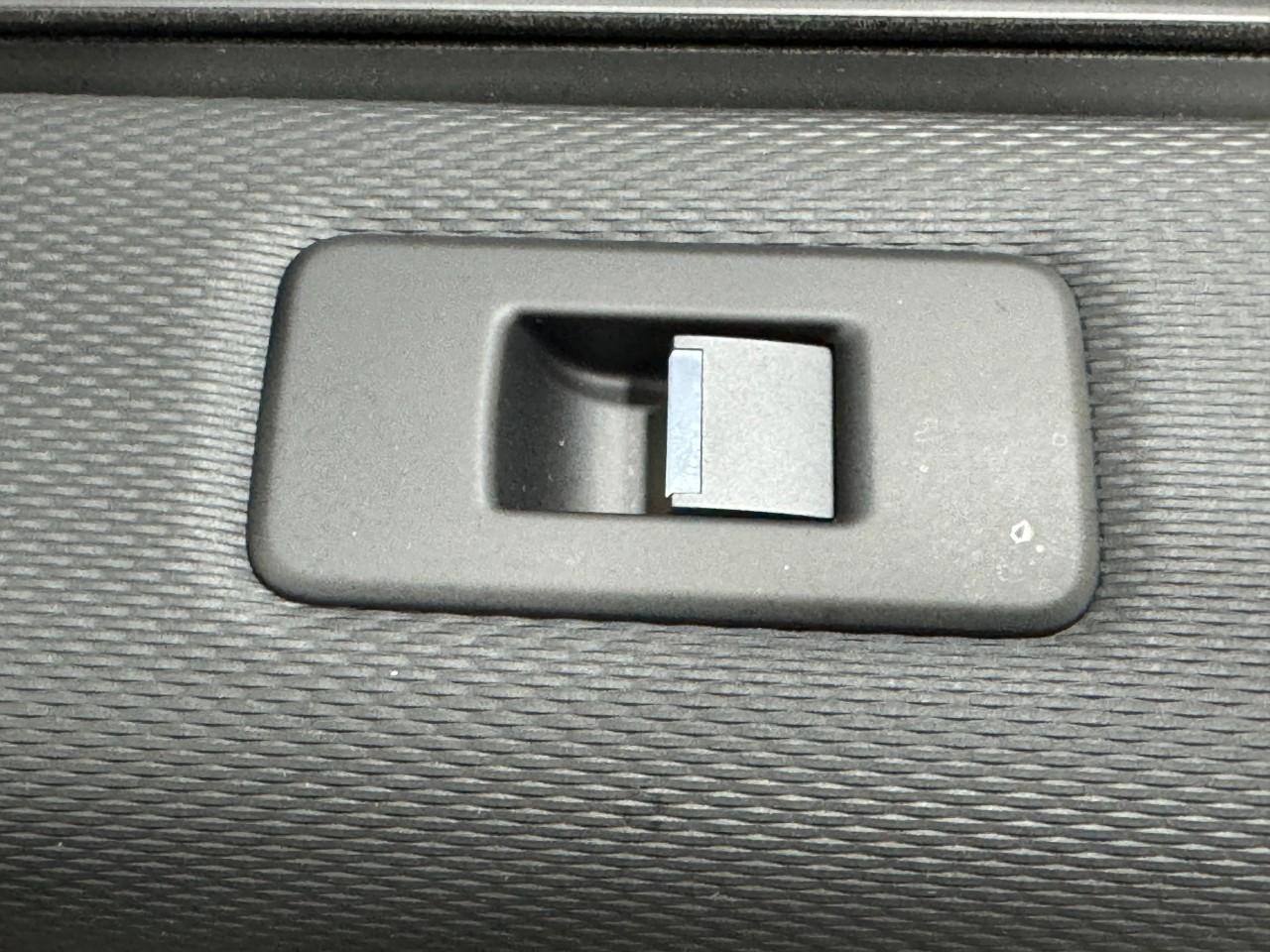 Land Rover Discovery Vehicle Full-screen Gallery Image 22