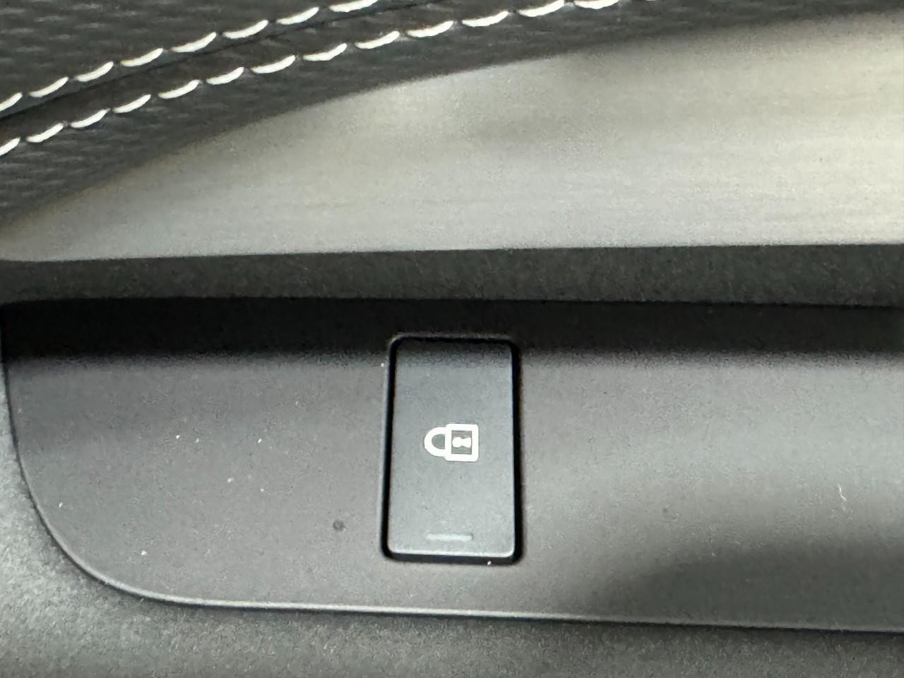 Land Rover Discovery Vehicle Full-screen Gallery Image 23