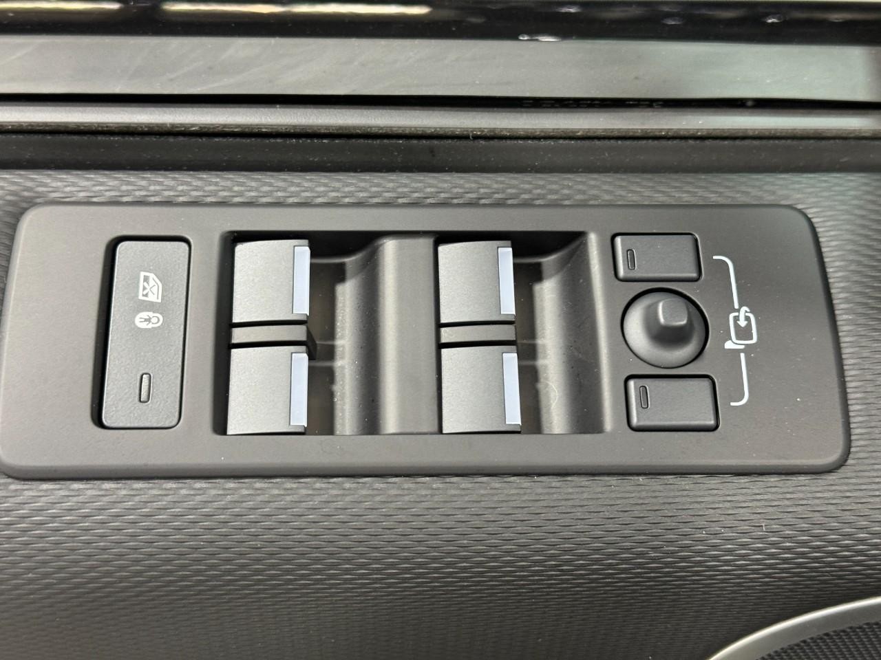 Land Rover Discovery Vehicle Full-screen Gallery Image 24