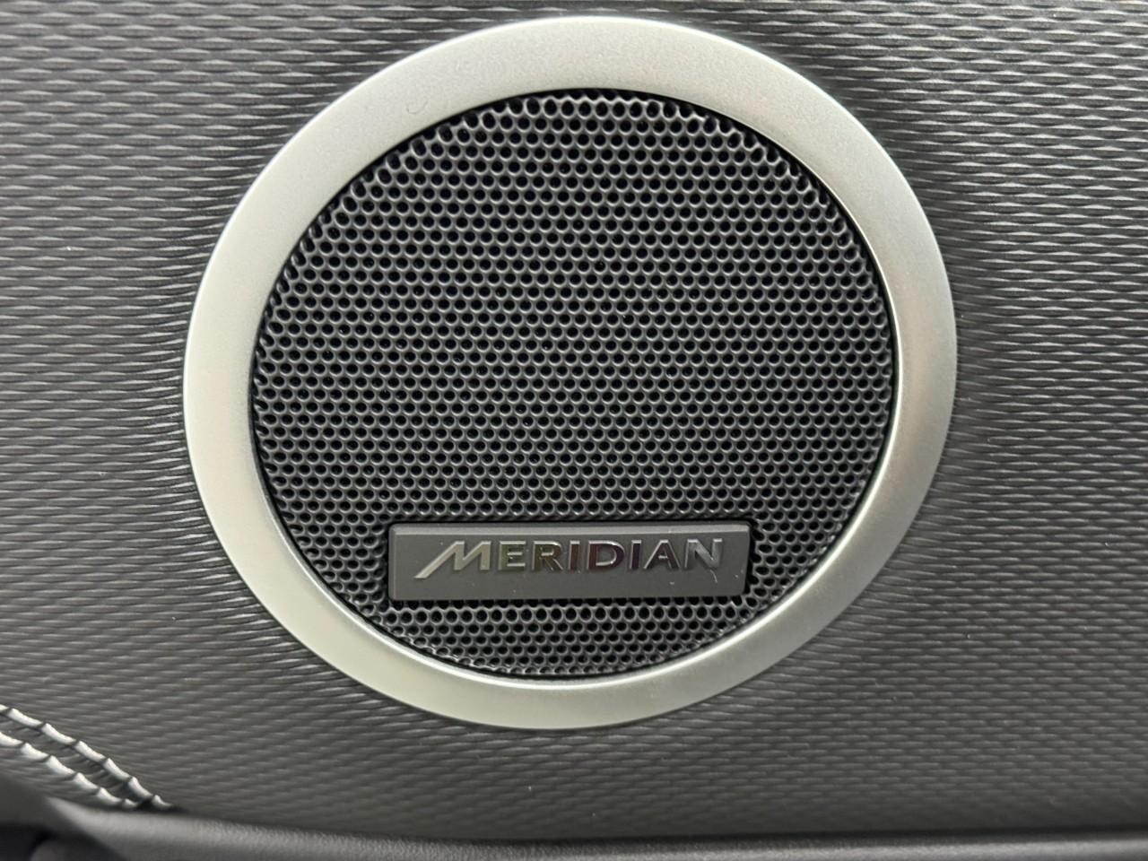 Land Rover Discovery Vehicle Full-screen Gallery Image 25