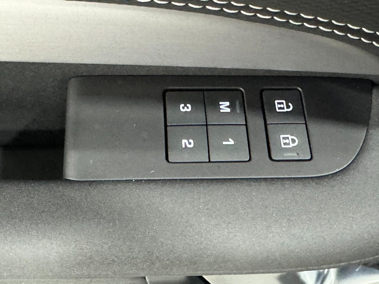 Land Rover Discovery Vehicle Full-screen Gallery Image 26