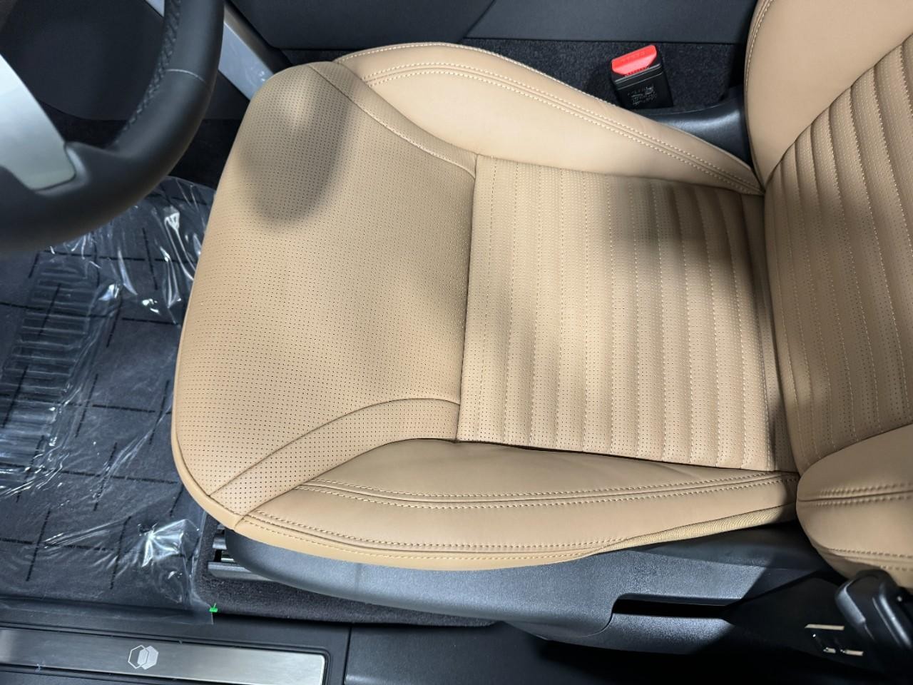 Land Rover Discovery Vehicle Full-screen Gallery Image 28