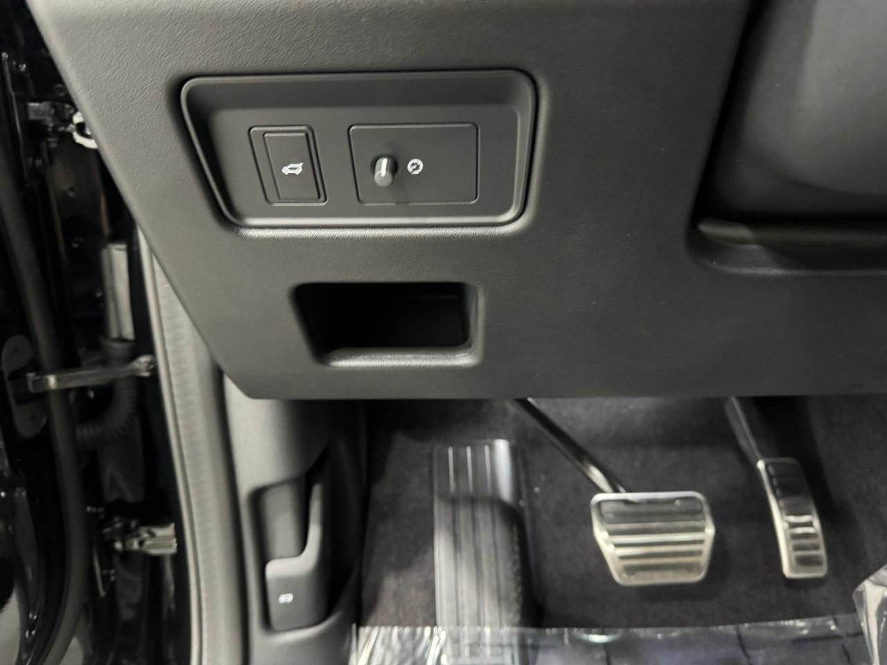 Land Rover Discovery Vehicle Full-screen Gallery Image 30