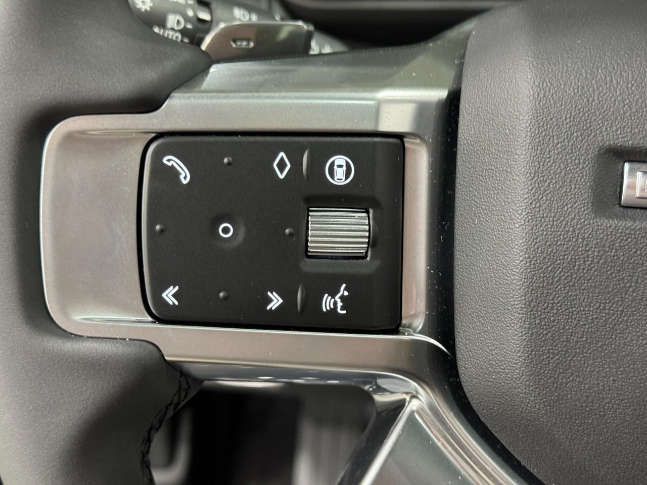 Land Rover Discovery Vehicle Full-screen Gallery Image 31