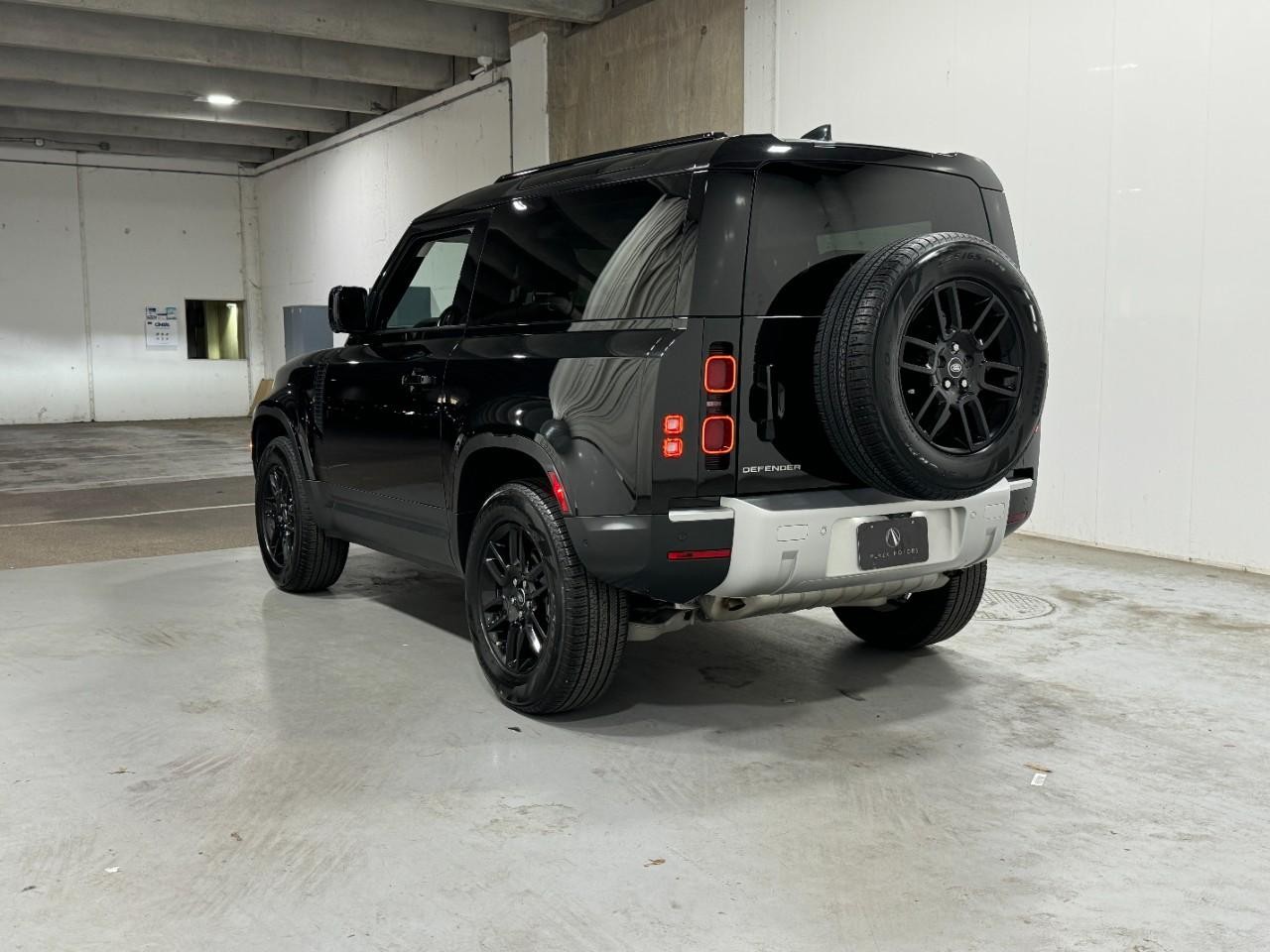 Land Rover Defender Vehicle Full-screen Gallery Image 3