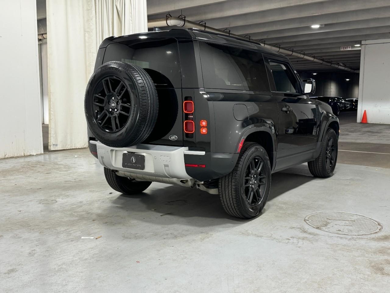 Land Rover Defender Vehicle Full-screen Gallery Image 4