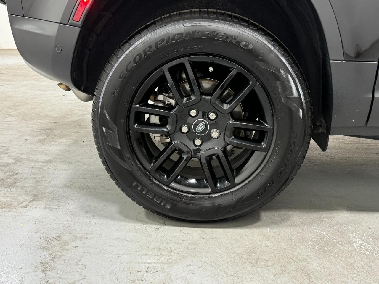 Land Rover Defender Vehicle Full-screen Gallery Image 5